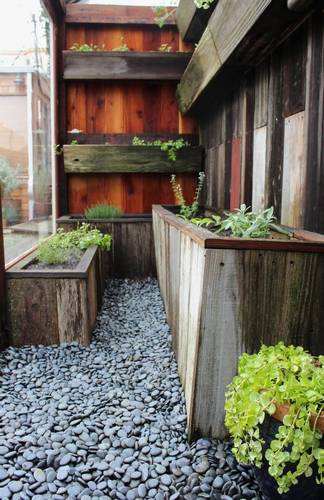 jardineras-hechas-de-madera-recuperada-en-el-interior-del-invernadero