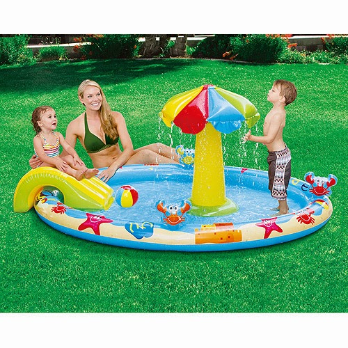 niños-jugando-en-una-piscina-hinchable-desmontable