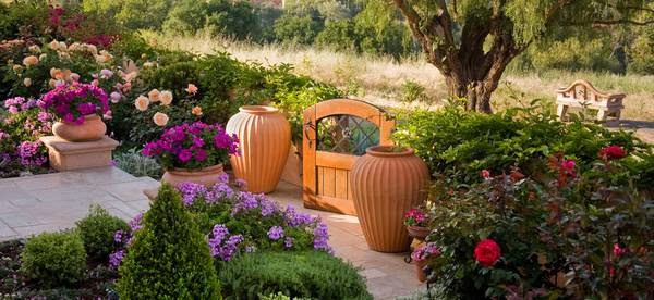 un-jardín-con-vistas-a-shadow-hills-puerta