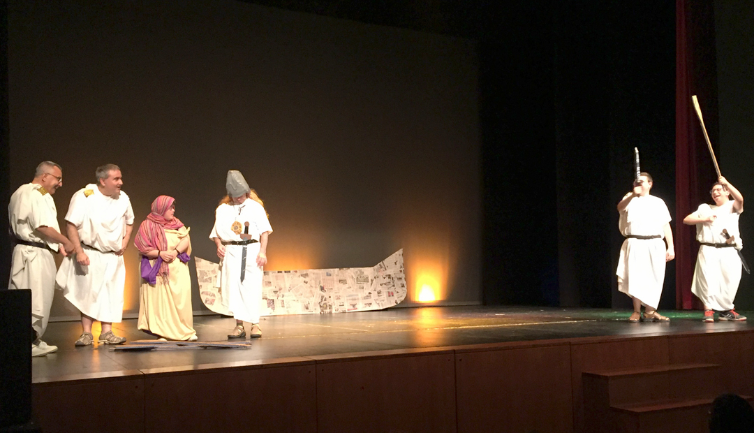 Els actors i actrius del Centre Ocupacional de la Fundació ILERSIS deliten al públic amb la representació d''Ulisses'